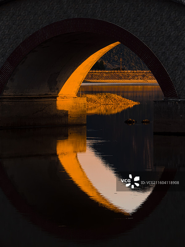 桥洞抱月-罗城大龙湖风雨桥图片素材