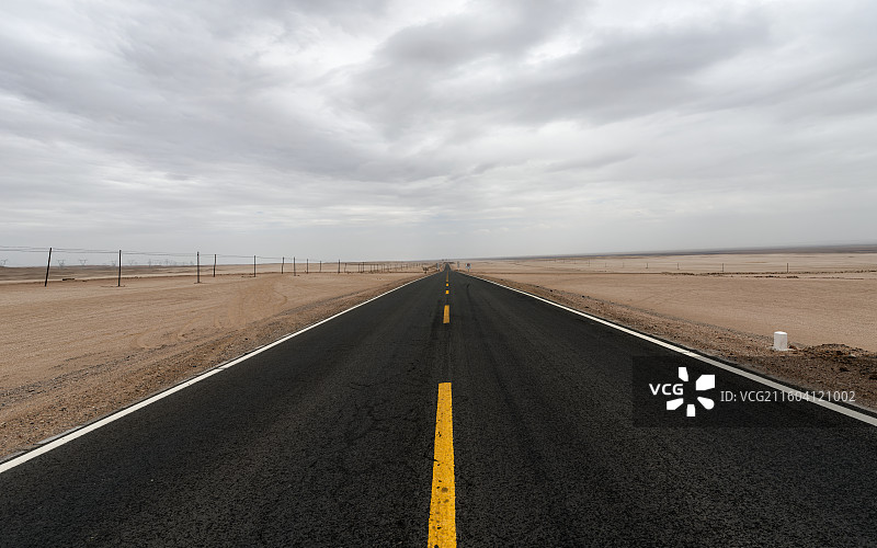 青海省荒漠戈壁公路背景图图片素材