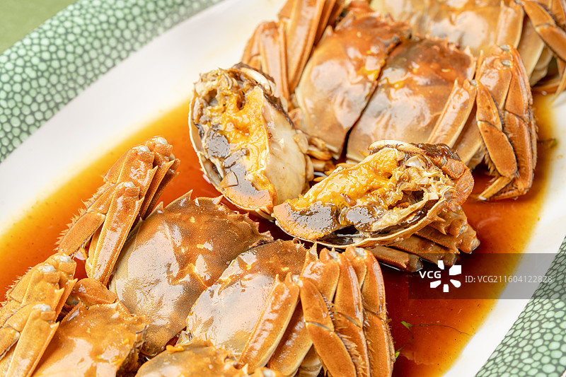 江浙沪冷菜熟醉黄酒大闸蟹绿底图片素材