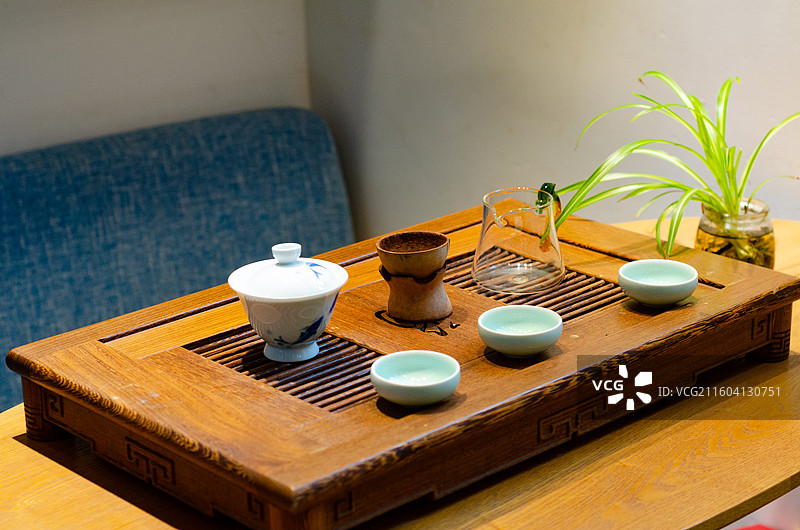 桌上摆放着一套中国传统茶具图片素材