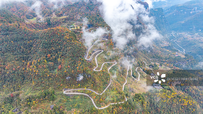 湖北省恩施市新塘乡双河到红土乡石灰窑村的盘山公路秋色图片素材