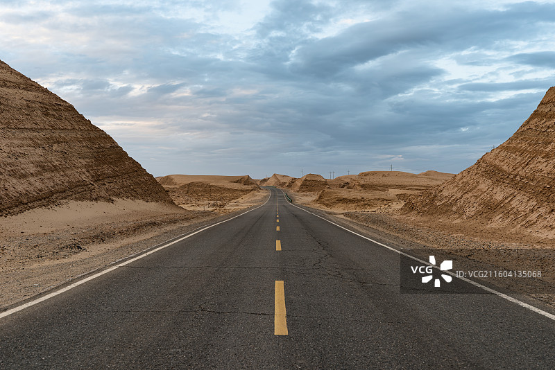 青海省海西雅丹地貌群公路自然风光图片素材