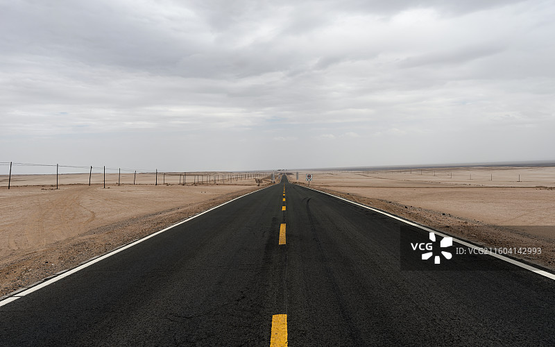 青海省荒漠戈壁公路背景图图片素材