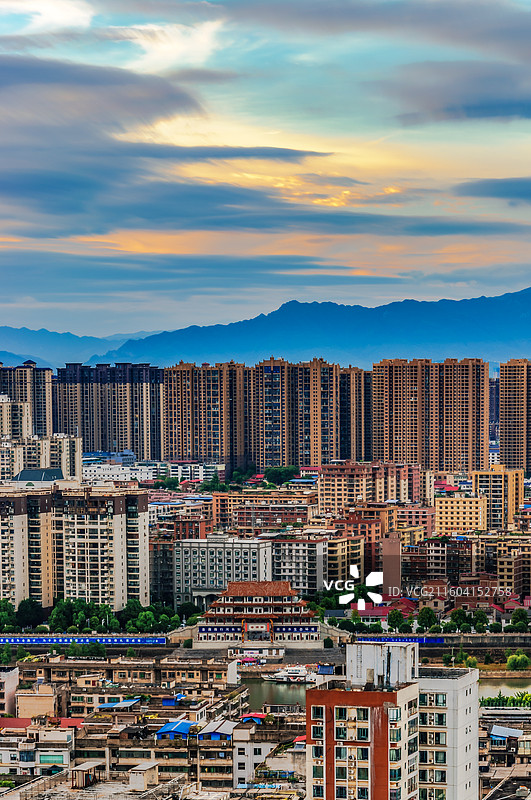 湖南省邵阳市大祥区市区全景夕阳下的城市日落夜景图片素材