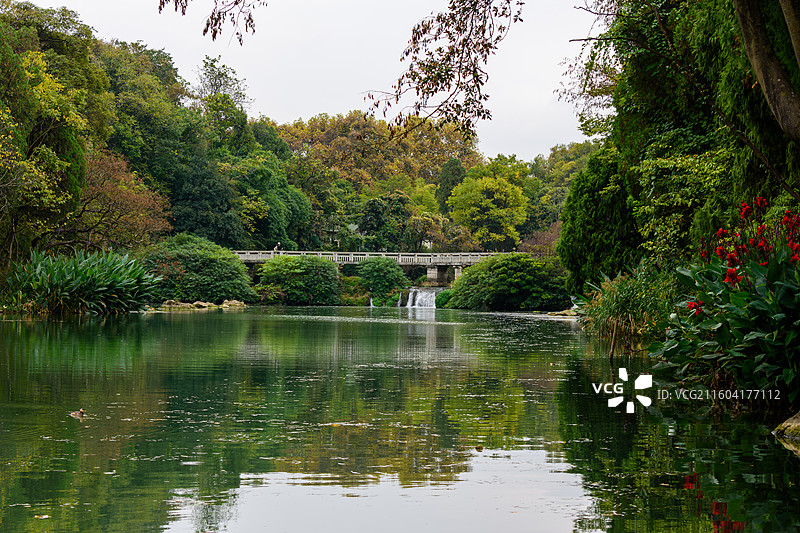 贵阳市花溪公园秋季风光，碧水清波、绿树掩映。图片素材