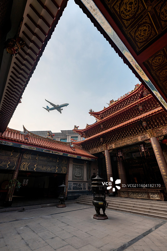 厦门高崎机场飞机掠过朝天宫图片素材