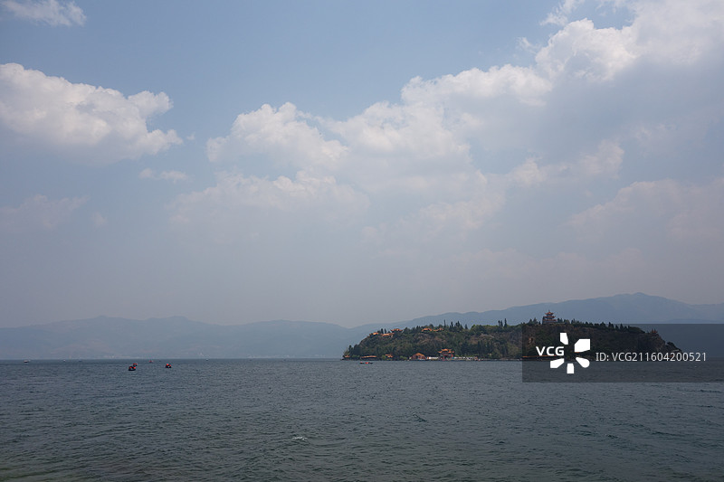 云南省玉溪市抚仙湖：阳光海岸拍孤山岛图片素材