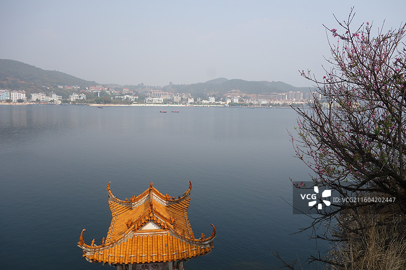 云南省玉溪市抚仙湖：孤山岛悦然亭图片素材