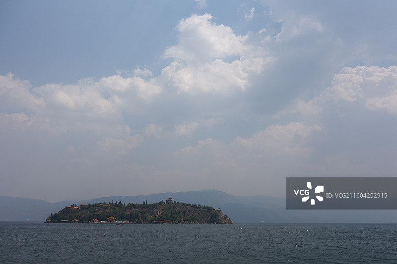 云南省玉溪市抚仙湖：阳光海岸拍孤山岛图片素材