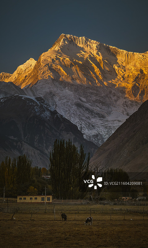 日照金山 奥依塔格冰川是新疆克孜勒苏柯尔克孜自治州代表性冰川景观图片素材