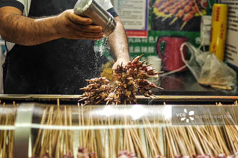 正在撒孜然的烤羊肉串（宁夏怀远夜市）图片素材