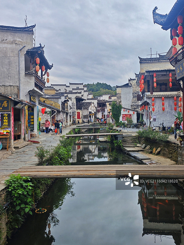 古风小镇 古风小镇的静谧之美，红灯点缀，小桥流水，游人漫步，仿佛置身世外桃源。上饶婺源李坑景区一影。图片素材