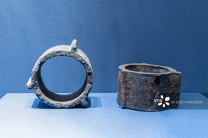 辽宁省沈阳博物馆“沈阳历史陈列”：铁门枢套（汉唐，浑南区石台子山城出土）图片素材