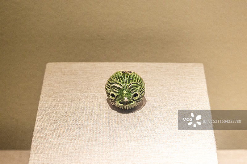 西安博物院展出的唐代 绿釉陶埙 人脸陶埙图片素材