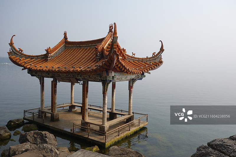 云南省玉溪市抚仙湖：孤山岛浩然亭图片素材
