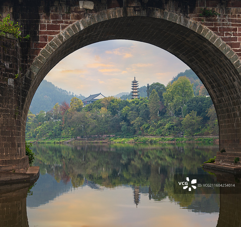 在歙县太平桥的桥洞中远眺长庆寺塔图片素材