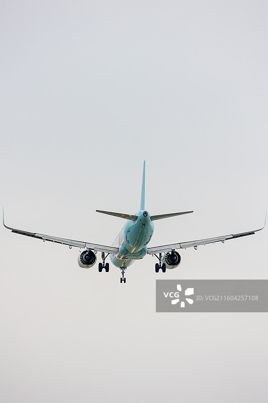 机场半空中降落中飞机图片素材