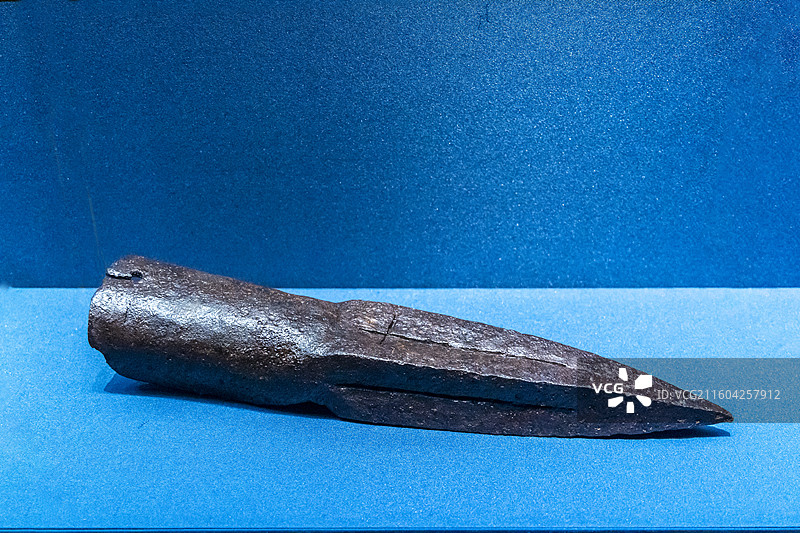 辽宁省沈阳博物馆“沈阳历史陈列”：铁冰穿（金，新民市法哈牛出土）图片素材