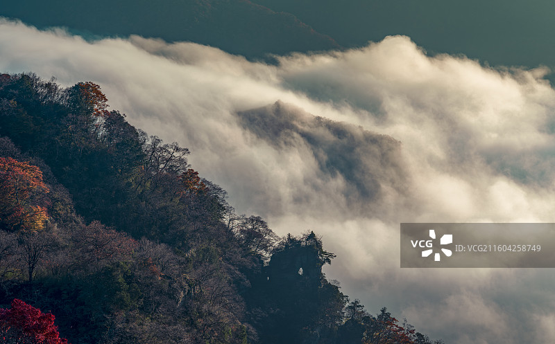 四川巴中光雾山香炉山日出云海中的秋色图片素材