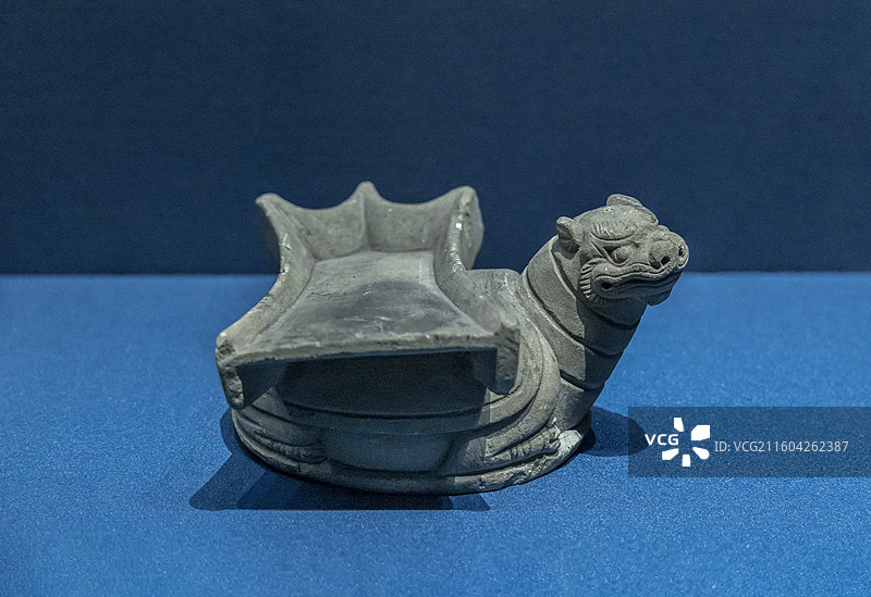 辽宁省沈阳博物馆“沈阳历史陈列”：龟座石砚（辽，新民市辽滨塔城址出土）图片素材
