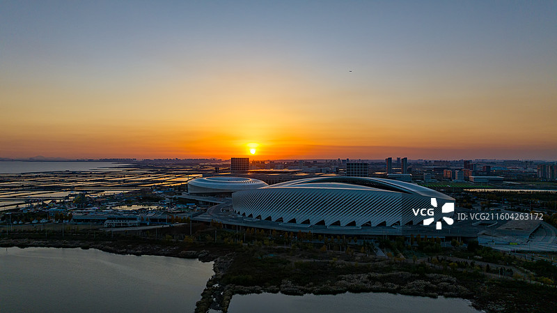 航拍青岛市民健身中心夕阳图片素材