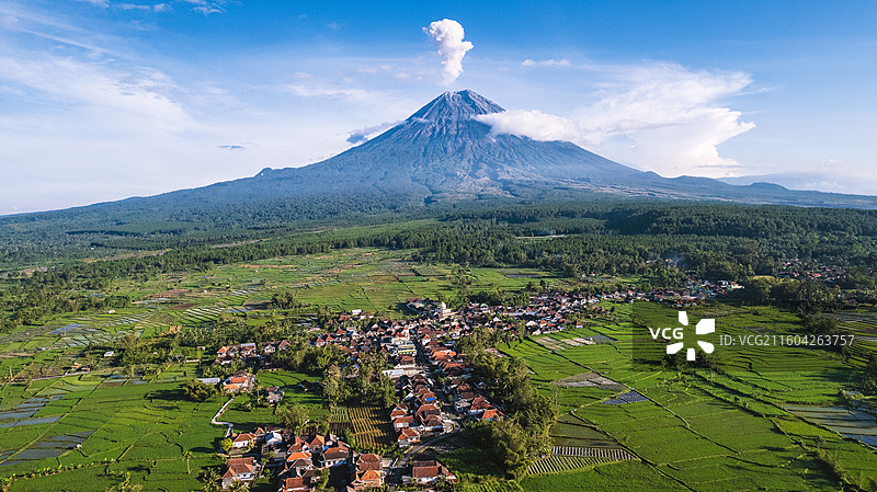 航拍赛梅鲁火山图片素材