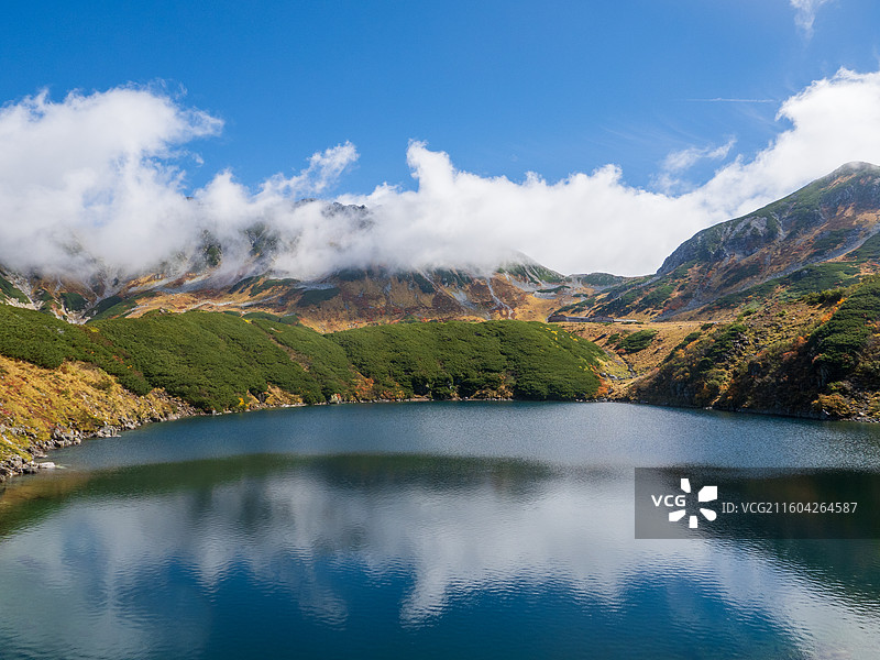 日本徒步胜地立山的秋季红叶自然风光图片素材