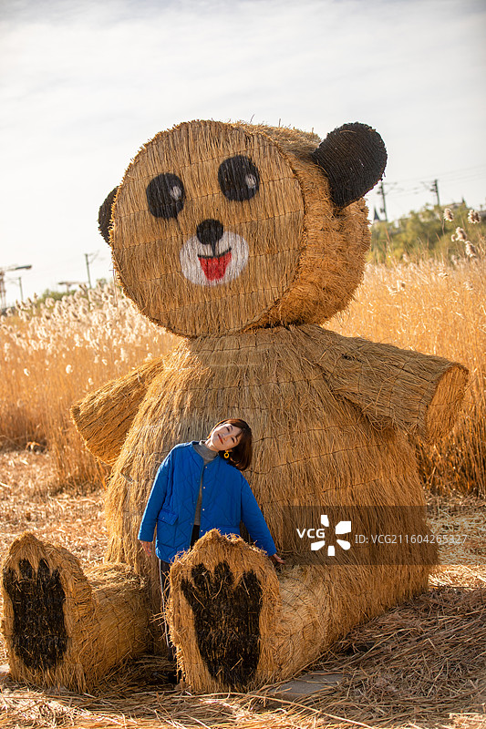 秋天北京园博园里的稻草人图片素材