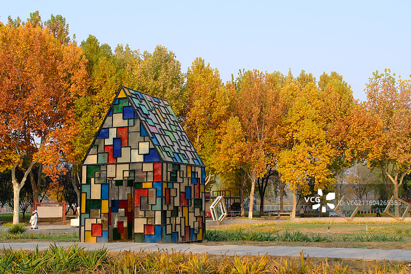 石家庄植物园森林里的小房子。七彩小屋。五颜六色五彩缤纷色彩艳丽拼图色块园林景观设计图片素材