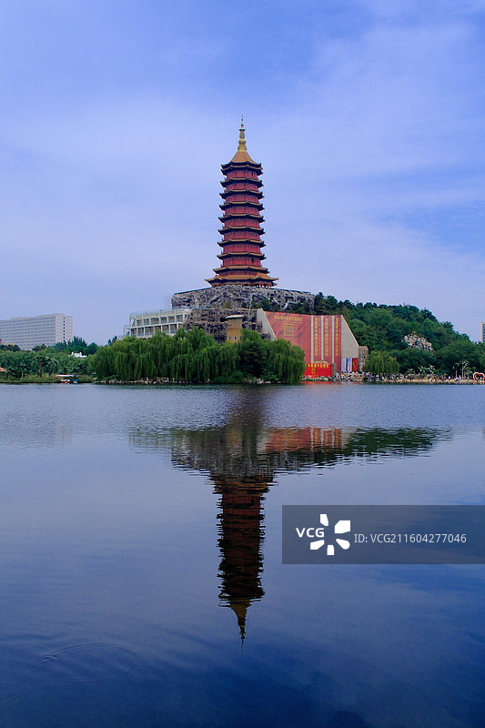 河北美院树林天空湖水远山掩映下的中式木质塔楼建筑特写。背景图壁纸图片素材
