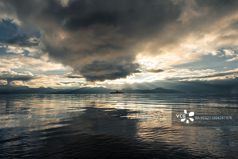 乌云压顶与丁达尔共存的泸沽湖图片素材