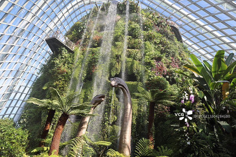 新加坡滨海湾花园云雾林瀑布恐龙图片素材
