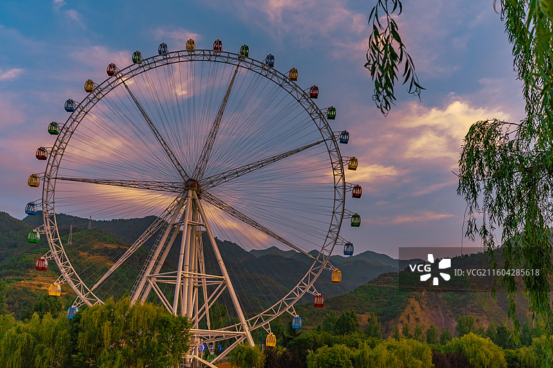 棣花之眼瞰古镇，摩天轮旋转陕南天际线图片素材