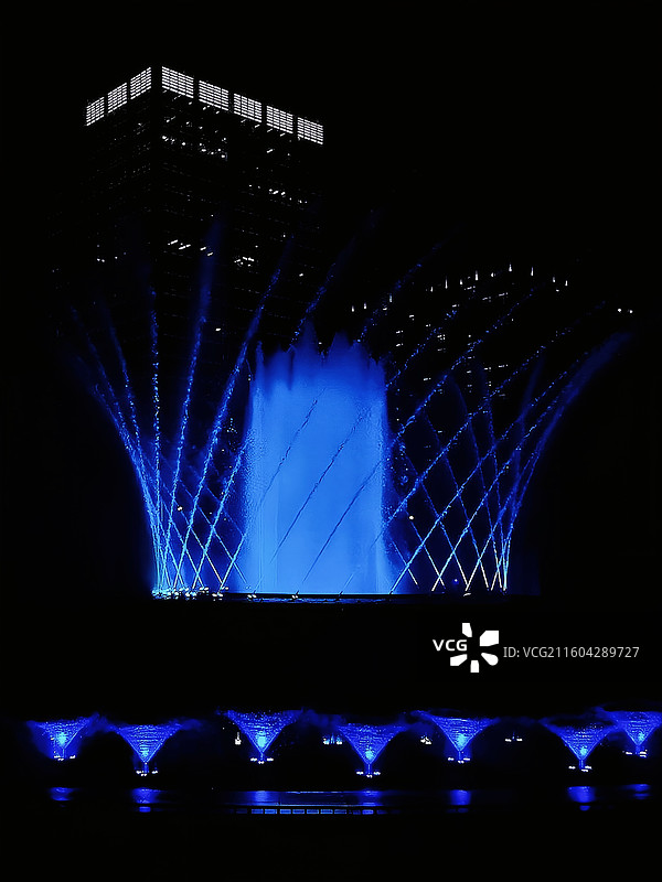 上海市静安区·大宁公园（原大宁灵石公园）的夜间灯光秀和音乐喷泉，形如赛博朋克的蓝色王冠图片素材