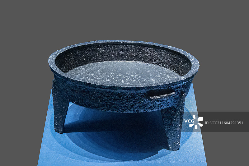 辽宁省沈阳博物馆“沈阳历史陈列”：铁火盆（金，新民市牛营子出土）图片素材