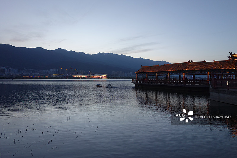 云南省大理州大理市大理洱海公园海心亭傍晚蓝调暮光夜景图片素材