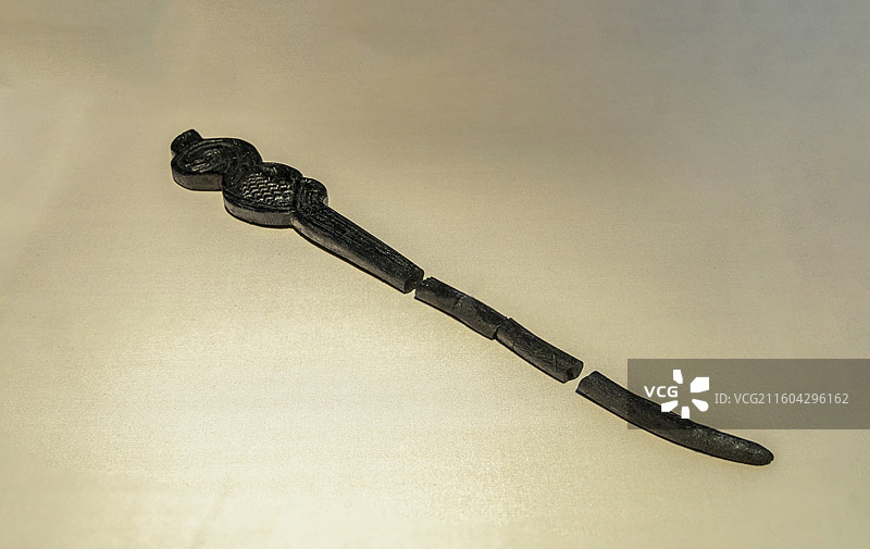 辽宁省沈阳博物馆“沈阳历史陈列”：炭化木雕艺术品（仿制品，新乐文化，皇姑区新乐遗址出土）图片素材