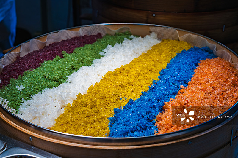 昆明市大观篆新农贸市场蔬菜瓜果，多彩糯米饭图片素材