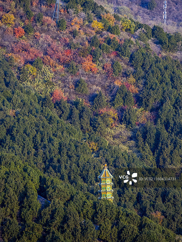 北京香山昭庙琉璃塔与色彩斑斓的秋色图片素材