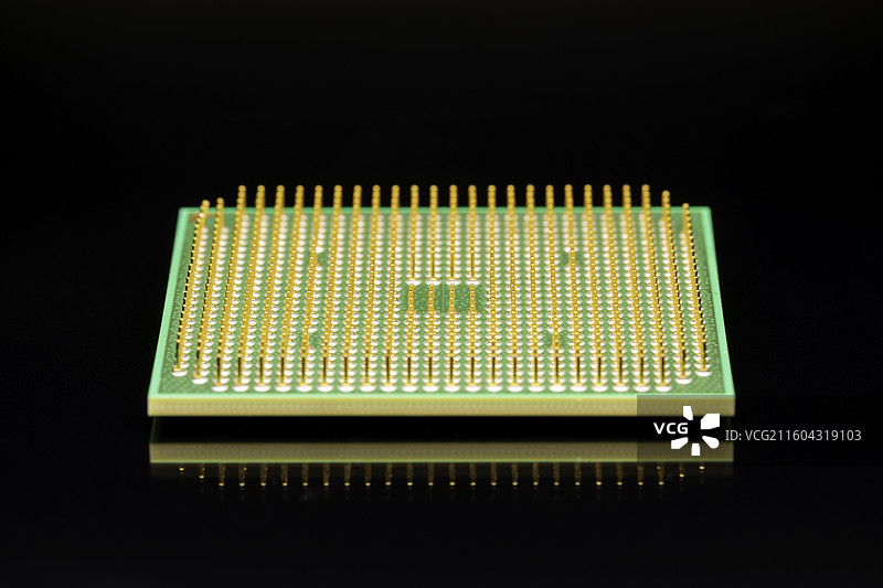 黑色背景下的计算机芯片特写镜头图片素材