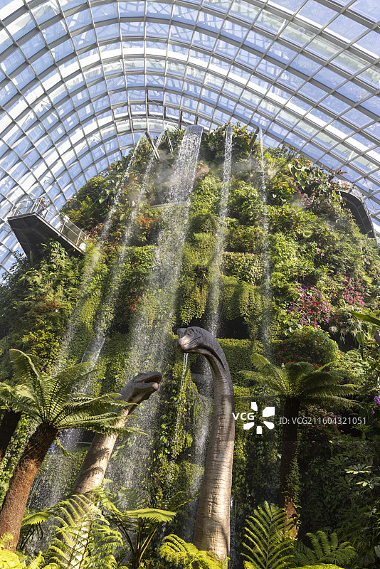 新加坡滨海湾花园云雾林瀑布恐龙图片素材