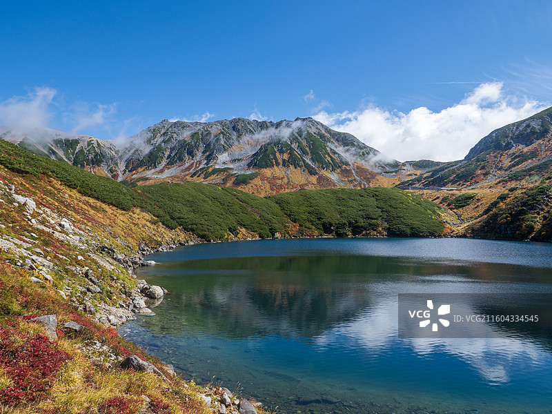 日本徒步胜地立山的秋季红叶自然风光图片素材