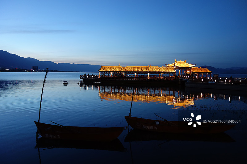 云南省大理州大理市大理洱海公园海心亭傍晚蓝调暮光夜景图片素材