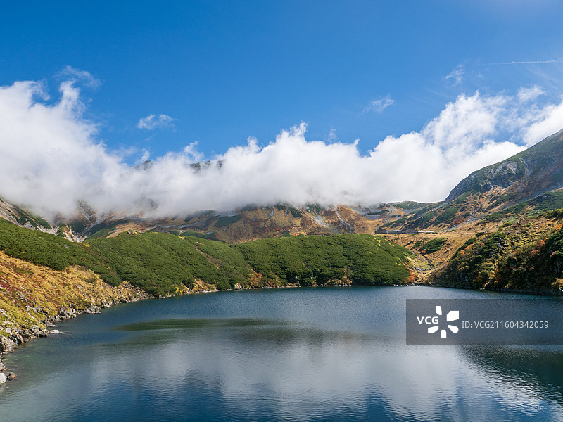 日本徒步胜地立山的秋季红叶自然风光图片素材