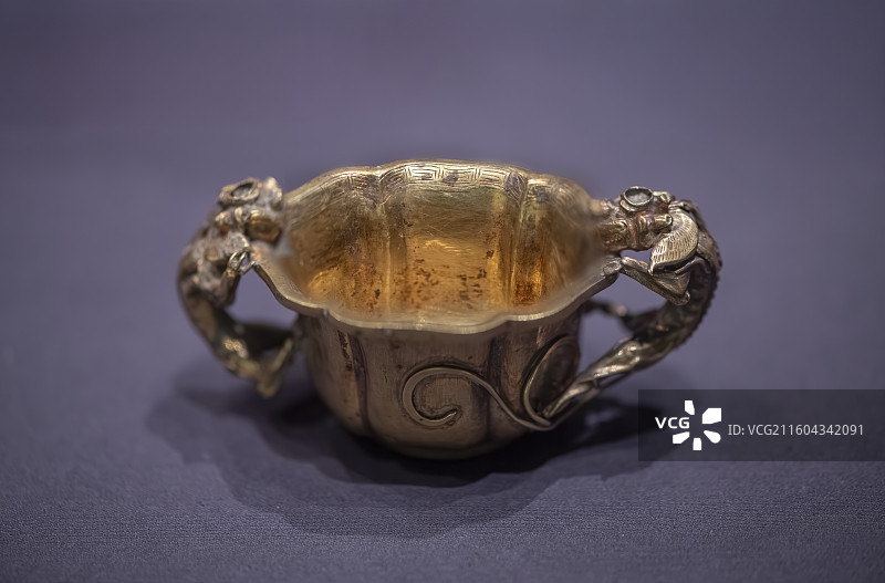 安徽博物院金耀九州文物展--鎏金双螭耳六角杯（明代）图片素材