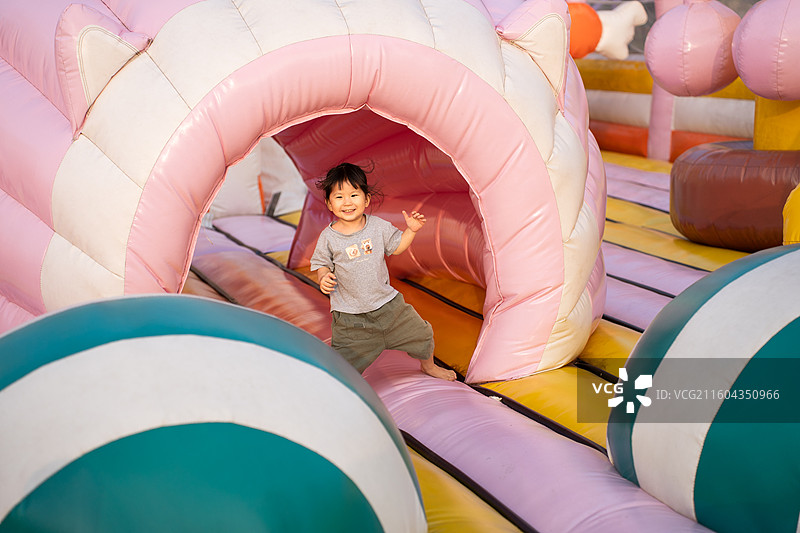 在户外乐园玩耍的小男孩小女孩图片素材