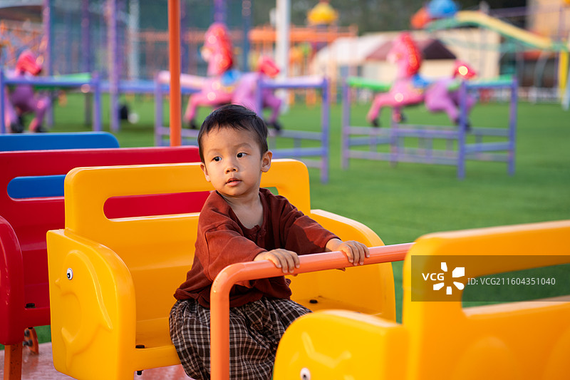 在户外乐园玩耍的小男孩小女孩图片素材