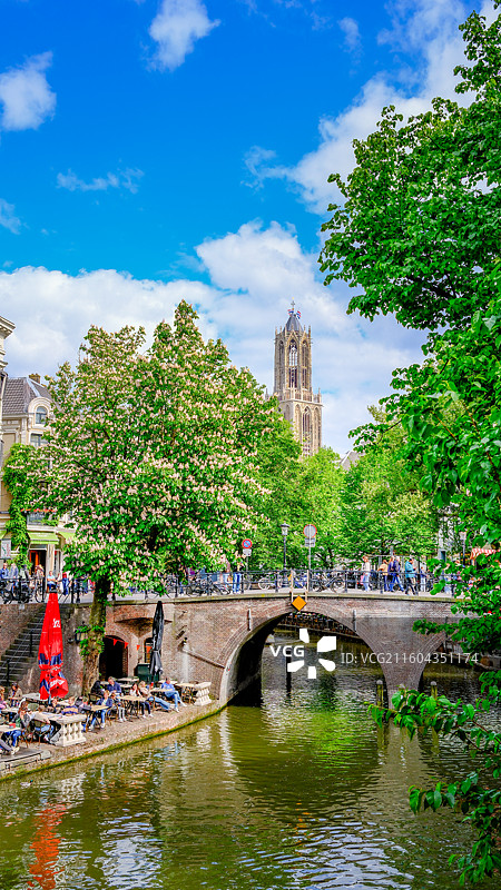 荷兰乌特勒支老运河和河边休闲餐厅图片素材