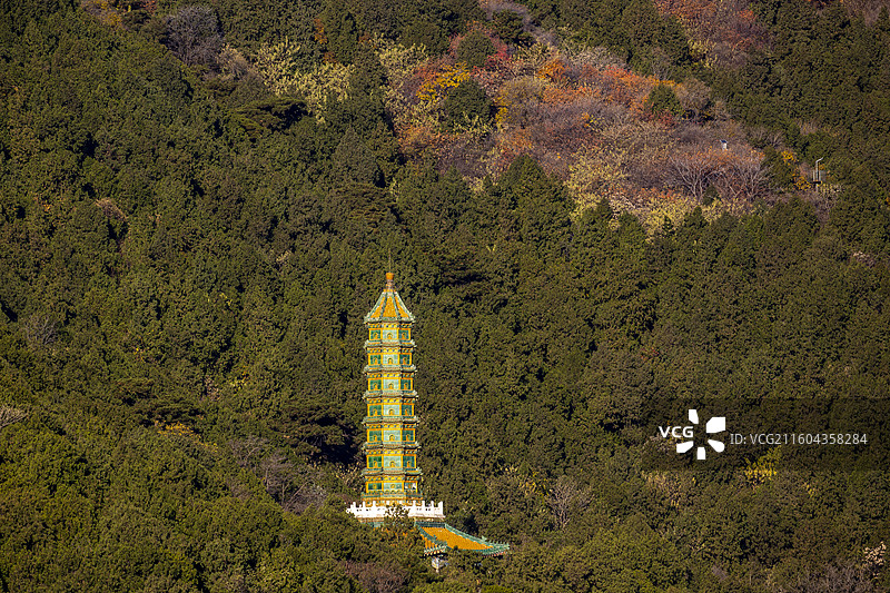 北京香山昭庙琉璃塔与色彩斑斓的秋色图片素材