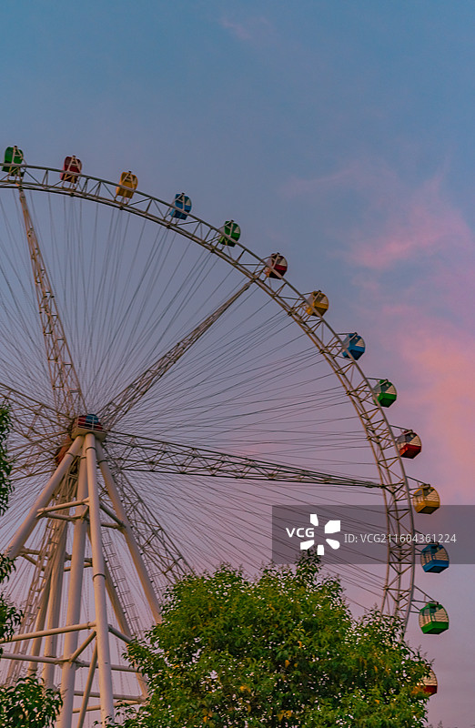 棣花之眼瞰古镇，摩天轮旋转陕南天际线图片素材